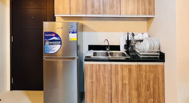 Номер Comfort с 2 комнатами с балконом и с видом на бассейн Avida Towers Atria by RedDoorz