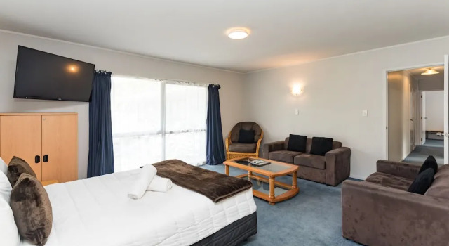 Семейные апартаменты с 2 комнатами с балконом Dolphin Motel