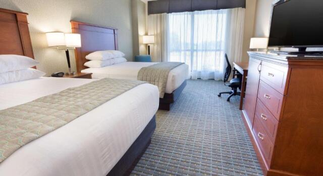 Четырёхместный номер Superior Drury Inn & Suites Burlington