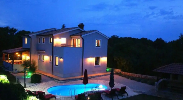Villa Tara With a Beautiful Heated Pool, Varaa Villa Hotellit Kvarner Islands uima-altaalla, Uima-allas