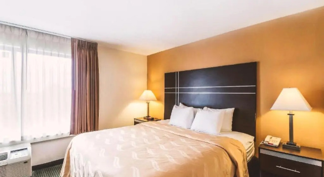 Люкс Deluxe Norwood Inn & Suites Milwaukee