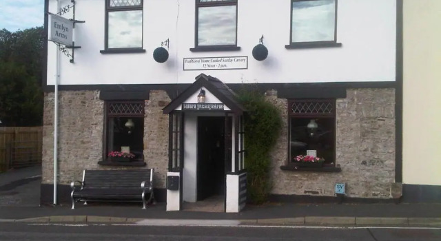 Emlyn Arms, Varaa Hotelli Llanarthney Carmarthenshire