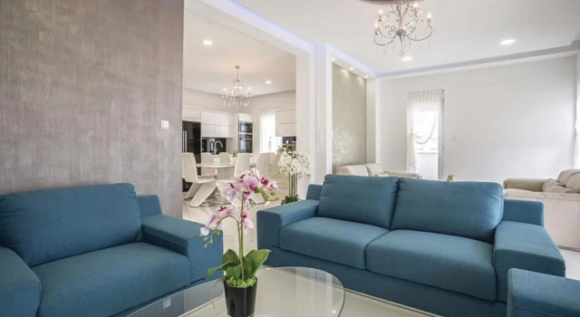 Beautiful Home in Stobrec With Jacuzzi, Wifi and 8 Bedrooms, Rezerwuj Hotel Hotele w Split z parkingiem, w pobliżu City Center One Split, Parking