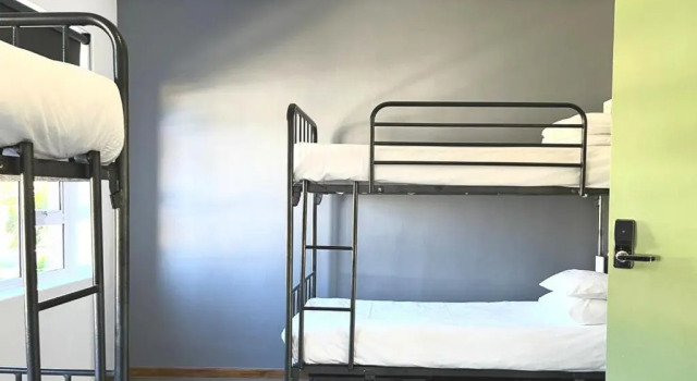 Кровать в общем номере Never at Home Kloof Street