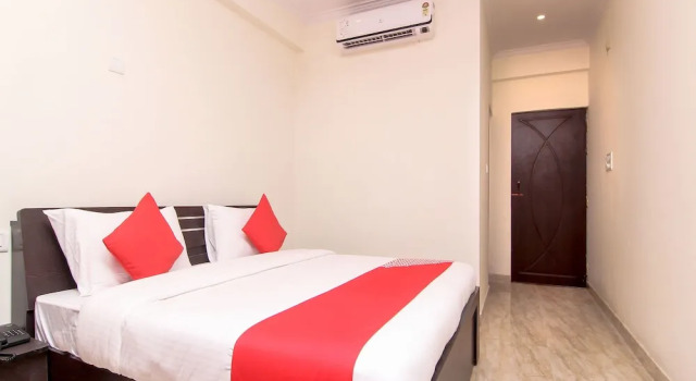 OYO 12085 The Greentown Inn, Забронировать Отель Отели Гомти Нагара с парковкой, Парковка