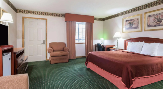 Двухместный номер Standard Howard Johnson by Wyndham Lenox