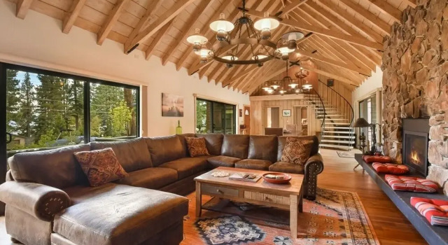 Villa Montagna Lodge 5 Bedroom Home by Redawning