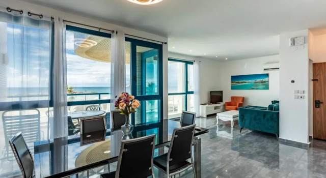 M Sea Suites - By The Beach, Забронировать Отель Отели Тель-Авива с бассейном, рядом с Пляж Иерусалим, Бассейн