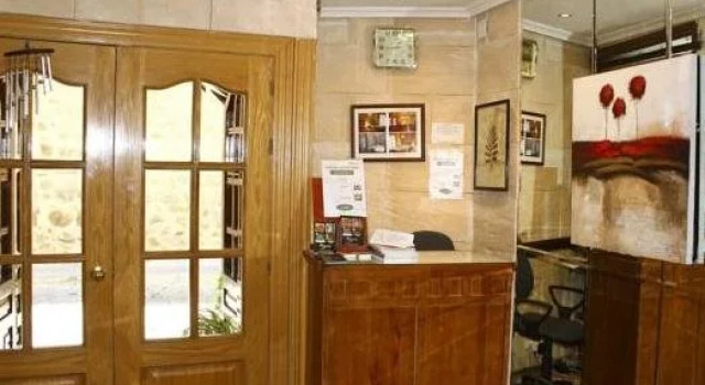 Hostal Alcántara, Забронировать Отель Отели Авила с парковкой, рядом с Церковь Сан-Педро, Парковка