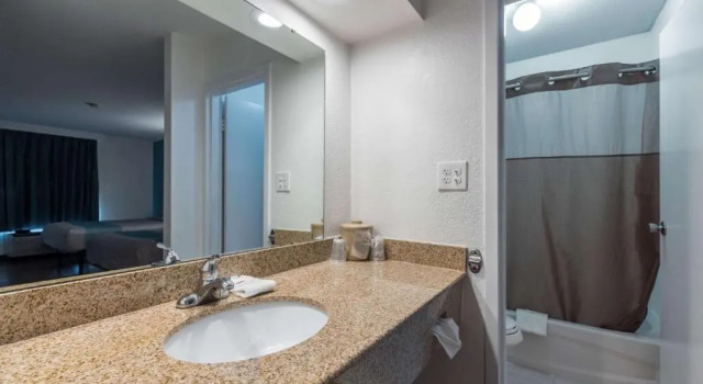 Четырёхместный номер Standard Americas Best Value Inn Hamilton
