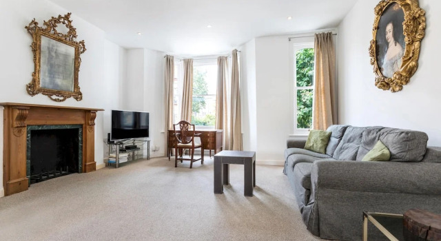 Traditional Chelsea Maisonette With 2 Bedrooms and Wonderful Views of the River