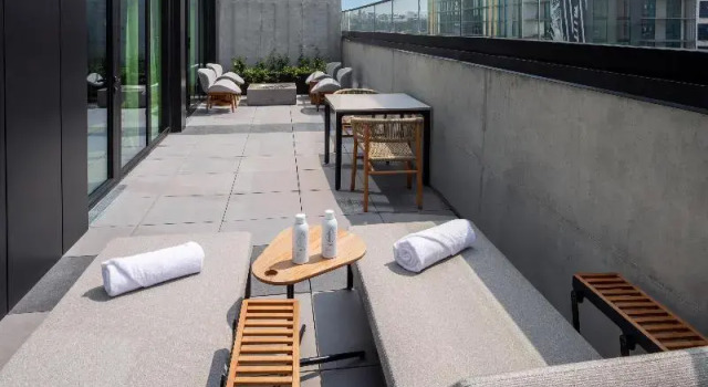 Люкс с балконом Canopy By Hilton Nashville Downtown The Gulch