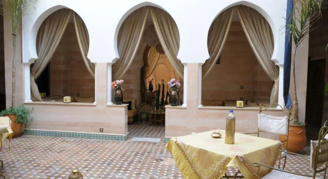 Кровать в общем номере Riad Schanez