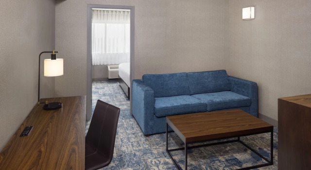 Люкс c 1 комнатой Four Points by Sheraton Edmonton South