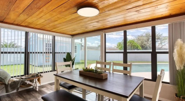 Коттедж с 2 комнатами Tropical Vibes Bungalow w Pool