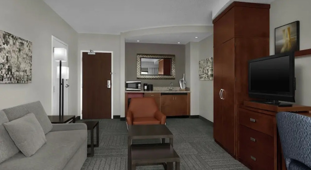 Двухместный люкс с балконом Courtyard Greensboro Airport