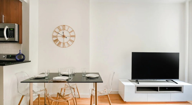 Prime Upper West Side Location 1 Bedroom Apt, Забронировать Отель Верхний Вест-Сайд Нью-Йорк, рядом с Sheridan Square