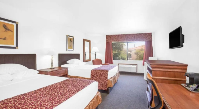 Четырёхместный номер Standard Ramada by Wyndham Barstow