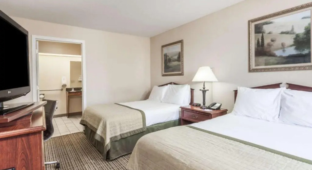 Четырёхместный номер Deluxe Baymont by Wyndham Hickory