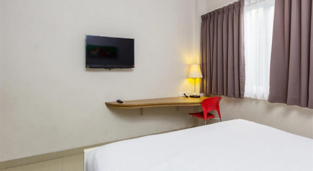 RedDoorz Plus @ Gunung Salak Street