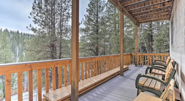 Коттедж Pet-friendly Duck Creek Village Cabin w/ Fire Pit!