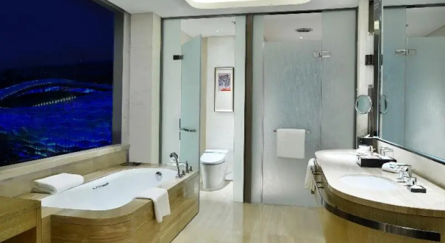Люкс Crowne Plaza Dalian Sports Center by IHG