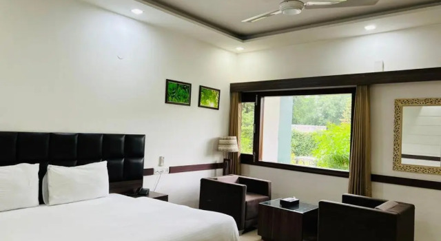 Hotel Whistling Greens, Prenota Hotel Moga Punjab
