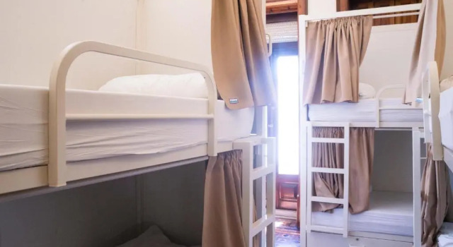 Кровать в общем номере Sant Jordi Hostels Lisbon