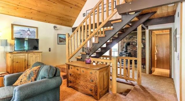 Коттедж с 3 комнатами с балконом Riverside Winthrop Chalet w/ Hot Tub & 2 Decks!