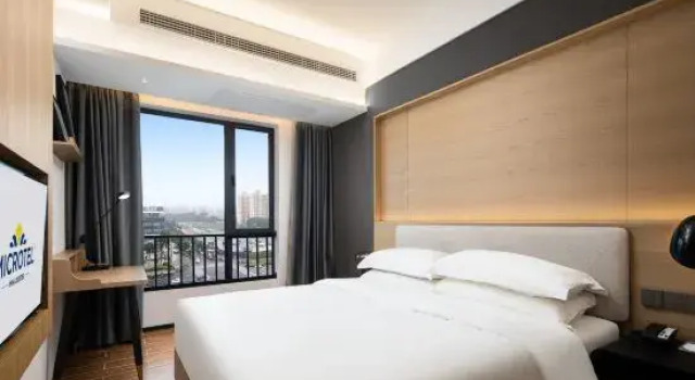 Люкс c 1 комнатой с видом на сад Poleon Service Apartment