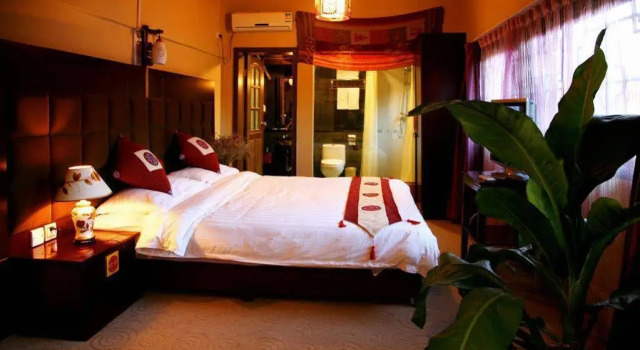Lijiang Yunmuwan provides breakfast and afternoon tea, offers free airport shuttle service, The hotel provides a platform for visiting the ancient city and Yulong snow, Забронировать Отель Лицзян Юньнань, рядом с Улица Сквер-стрит Древнего города Даянь