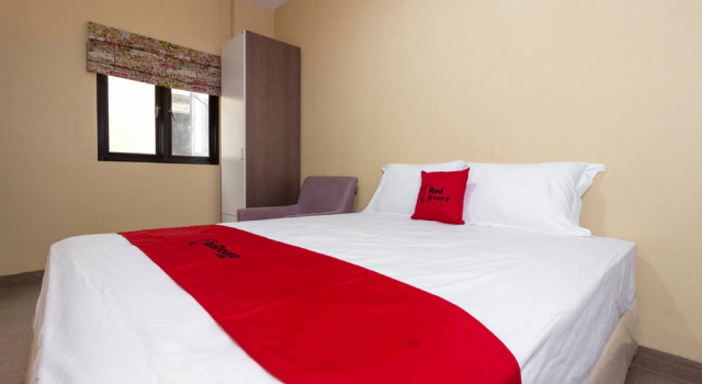RedDoorz Plus @ Cipete Damai, Book Hotel Kebayoran Baru Jakarta