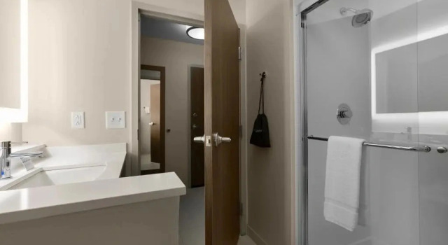 Двухместный люкс с видом на озеро Holiday Inn Express & Suites - Fayetteville South by IHG