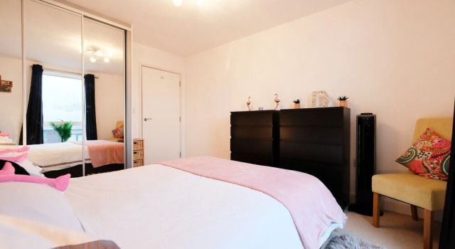 Cozy, Modern 1BR Brixton Flat For 5