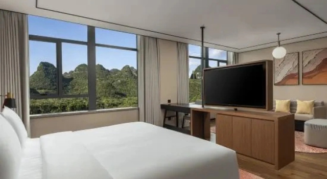 Люкс Hilton Garden Inn Xingyi Wanfenglin