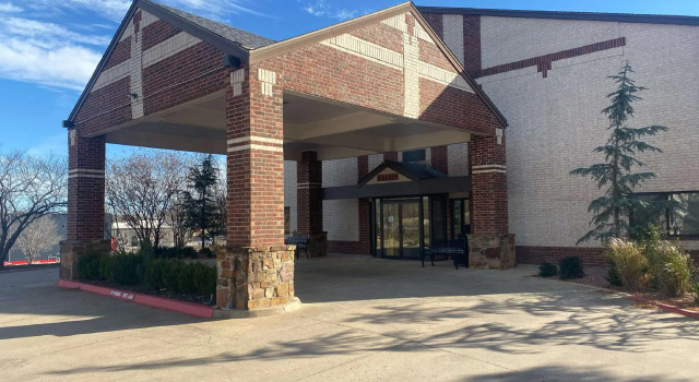Кровать в общем номере SureStay Plus by Best Western Edmond