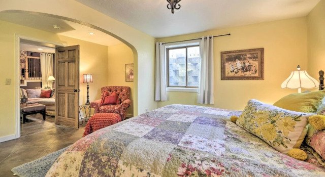 Коттедж Charming Cody Home, Walk to Downtown!