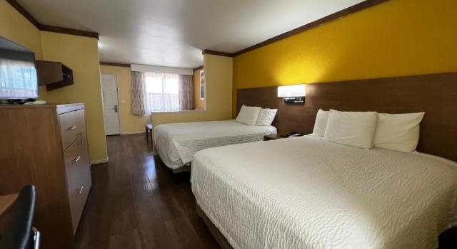 Четырёхместный люкс студия Days Inn by Wyndham Suites Fredericksburg