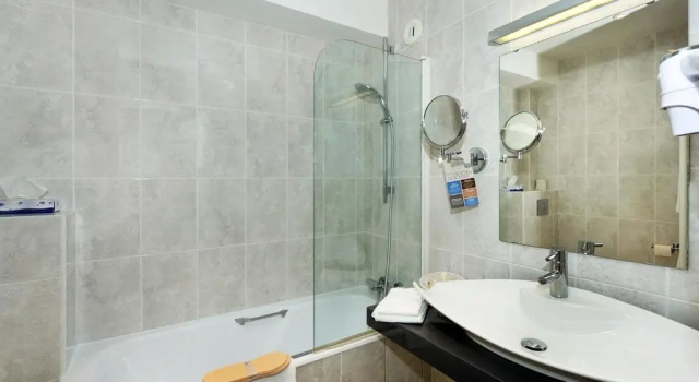 Трёхместный номер Standard Kyriad Saumur Hyper Centre Hôtel, Appartements, Séminaires et SPA soins Sothys Paris