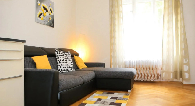 Yellow apartment few steps from metro, Rezervovat Apartmán Hotely v Praha s parkováním, poblíž Flora Subway Station, Parkování