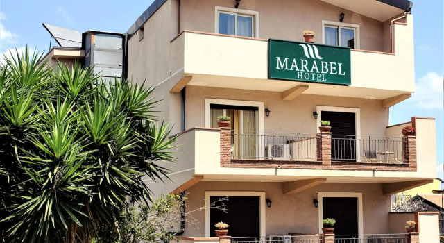 Hotel Marabel, Book Hotel Hoteller i Sant'Alessio Siculo med parkering, Parkering
