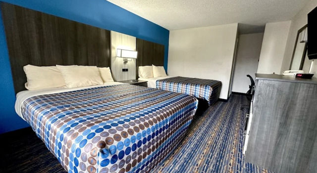 Четырёхместный номер Standard Red Carpet Inn Orchard Park