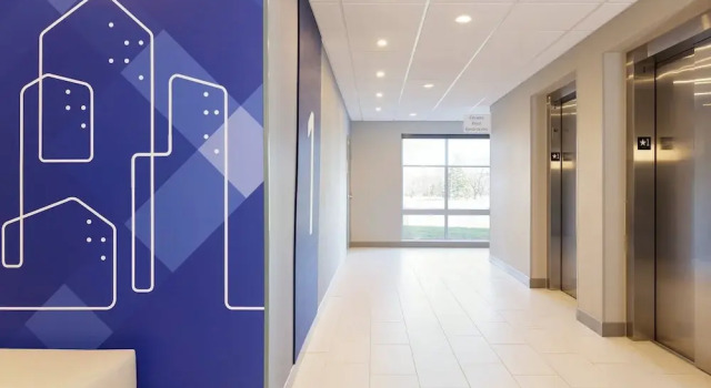 Holiday Inn Express Knoxville Downtown by IHG, Забронировать Отель Ноксвилл Теннесси, рядом с Исторический южный железнодорожный вокзал