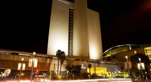 Sandton Sun and Towers, Забронировать Отель Бизнес-отели Йоханнесбург, рядом с Benmore Centre, 4* 5*