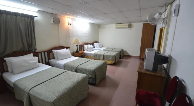 Кровать в общем номере Lotus Family Hotel, Medan Tuanku