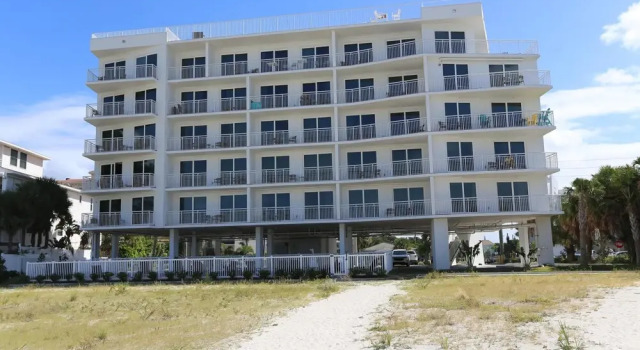 Oceana 305 East, Забронировать Отель Отели Треже-Айленд с парковкой, рядом с St. Petersburg Municipal Beach, Парковка