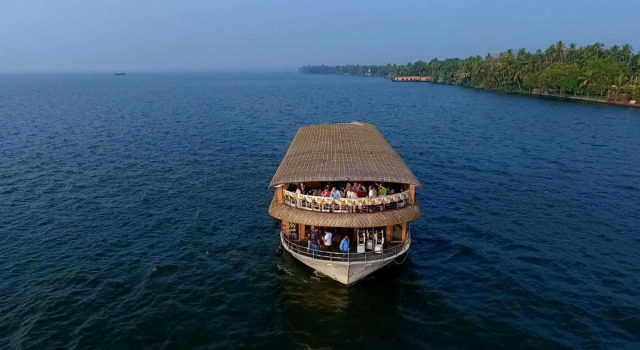 Кровать в общем номере Upper Deck Houseboats