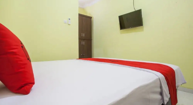 Standard Twin room RedDoorz near Petra University 2