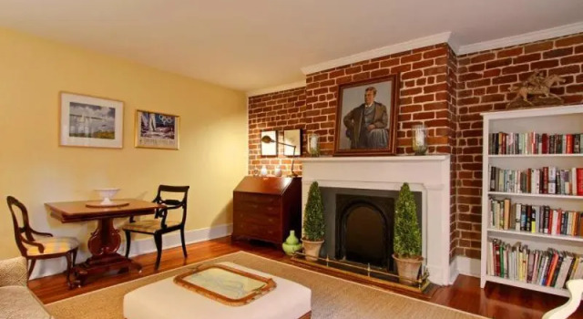 Коттедж c 1 комнатой Jones Street Retreat