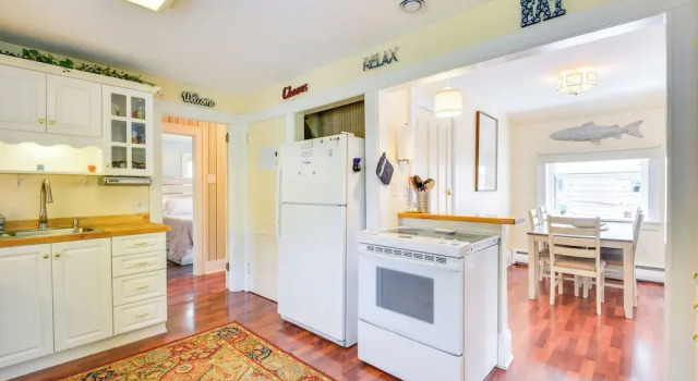 Walk to St Lawrence River: Clayton Apt w/ Porch!, Book Feriehus Clayton New York State